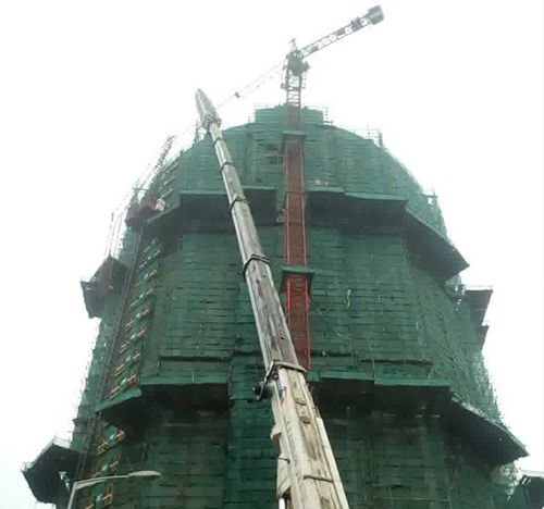 集宁吊车在工地上作业